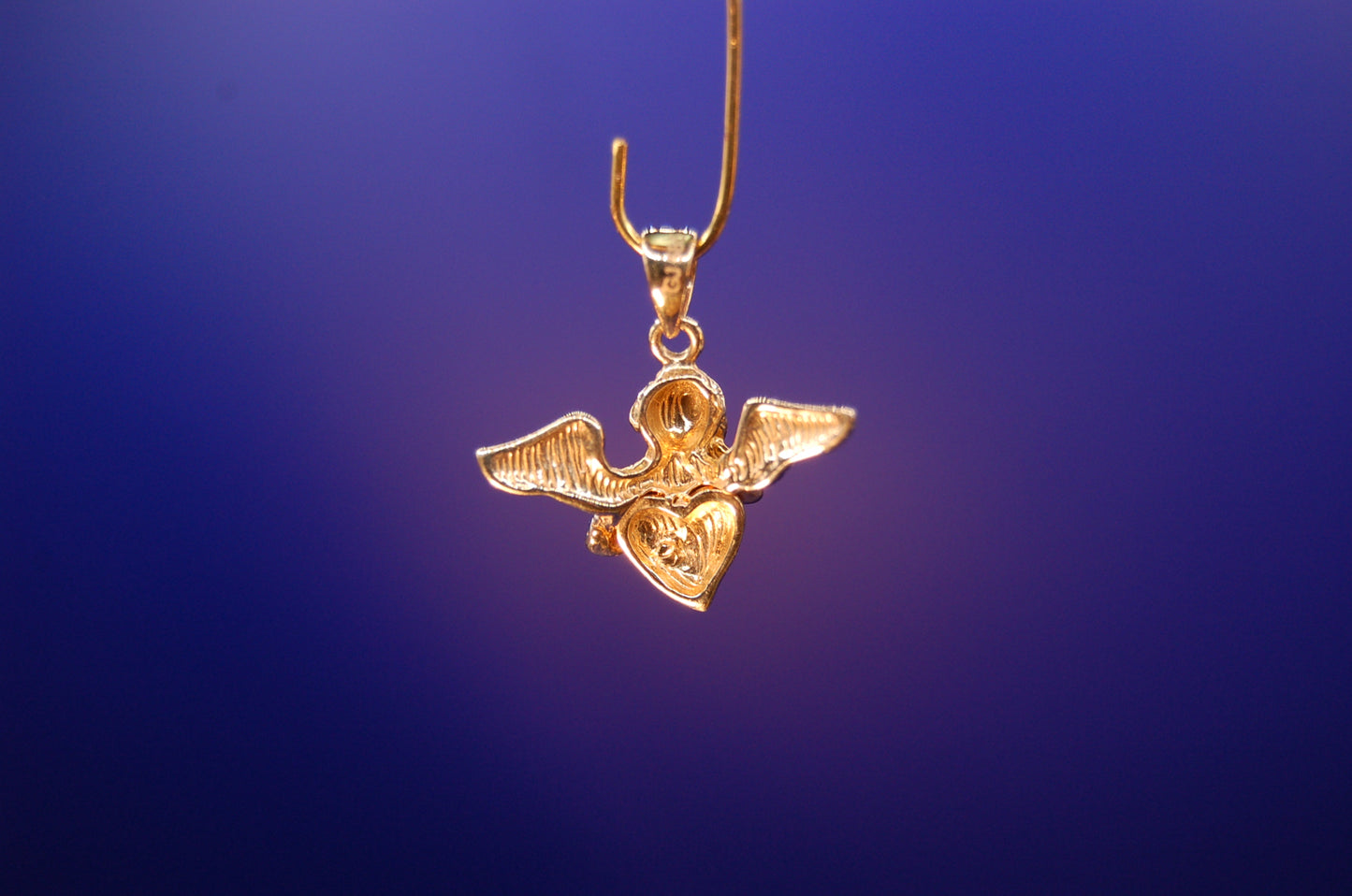 585er Gold Engel-Anhänger - Nahaufnahme des spirituellen Schutzengel-Motivs