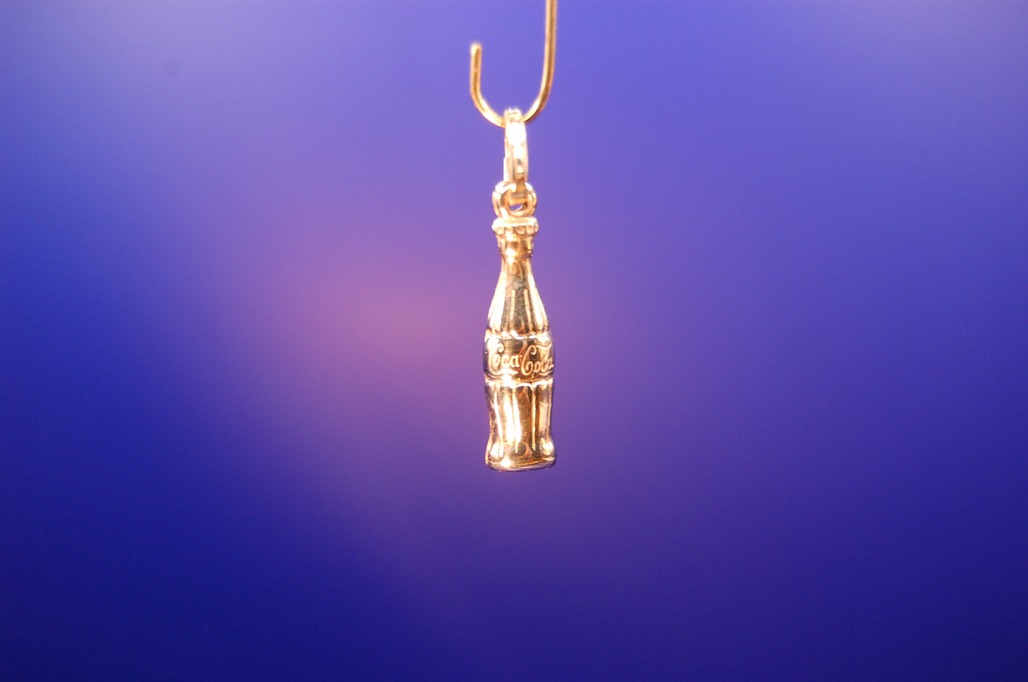 Goldener Cola-Flasche Anhänger 18 Karat - Detailaufnahme des originellen Designs