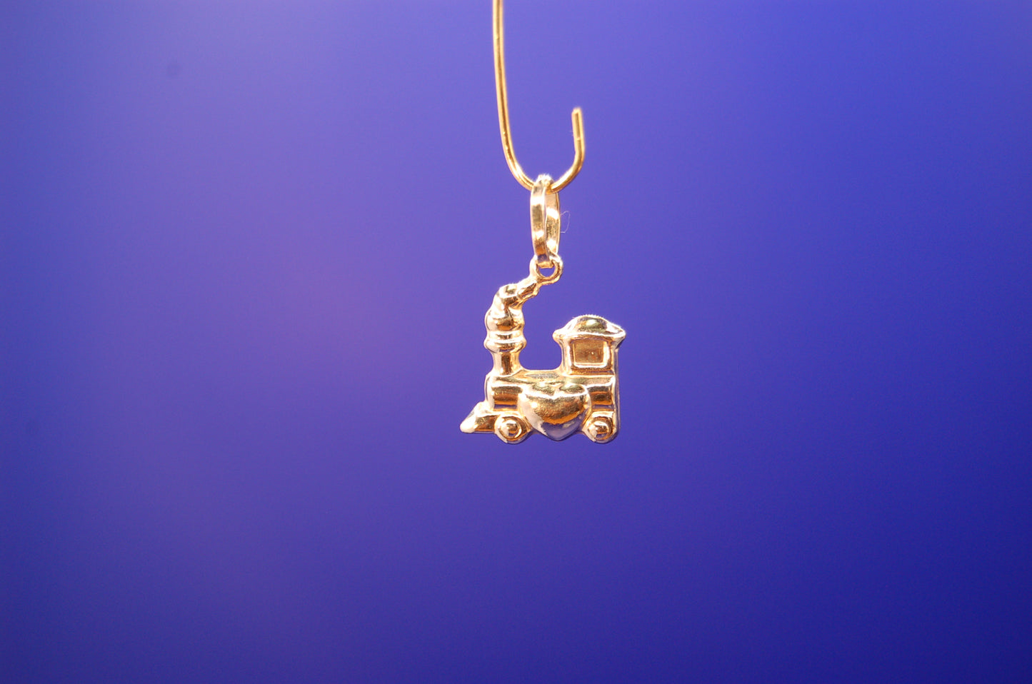 585er Gelbgold Eisenbahn Anhänger - Nahaufnahme des realistischen Designs