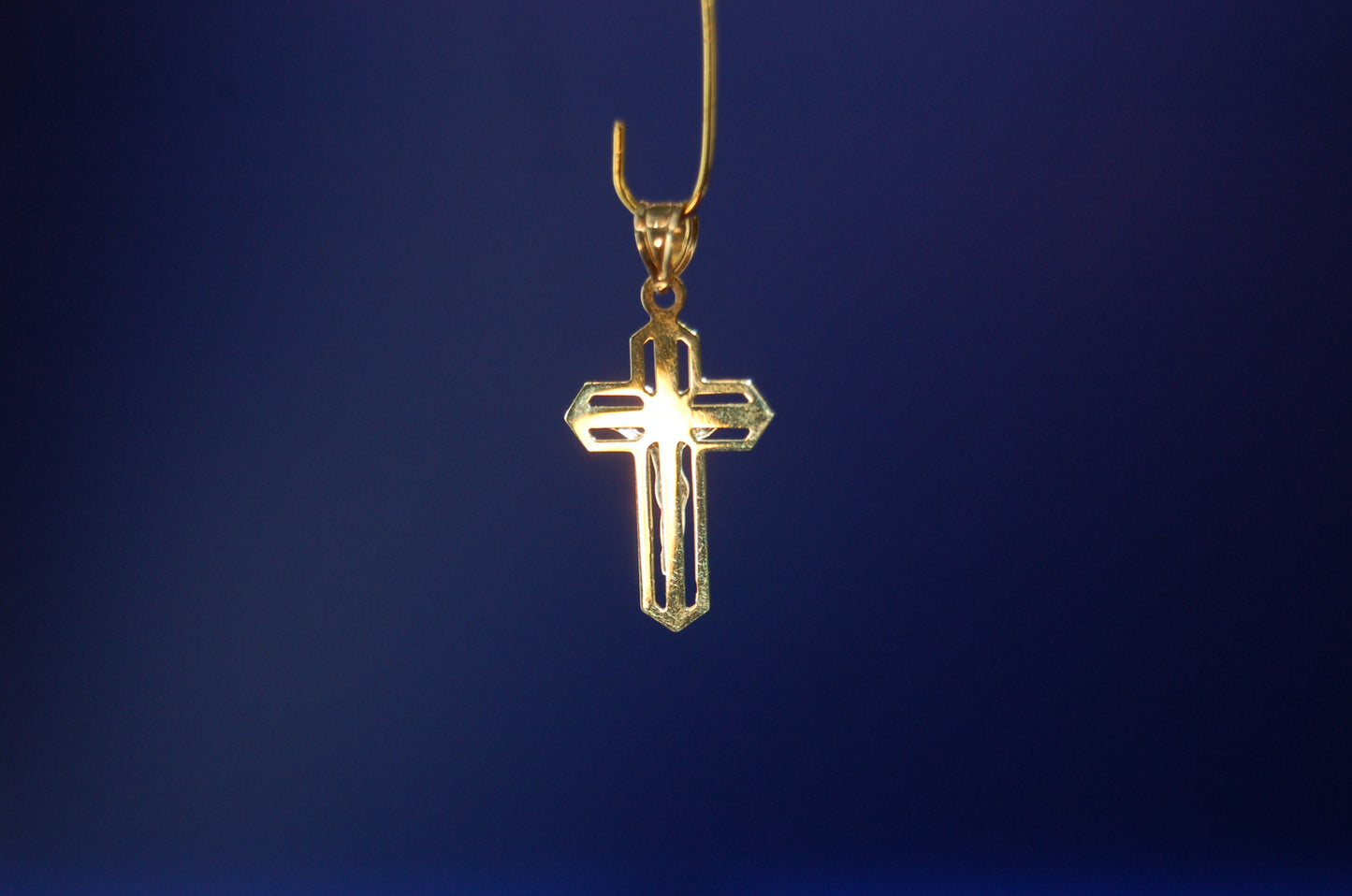 Eleganter Kreuz-Anhänger in Gold - Nahaufnahme der feinen Verarbeitung