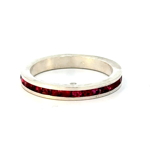 Nahaufnahme der funkelnden Steinbesatz auf 925 Sterlingsilber Ring