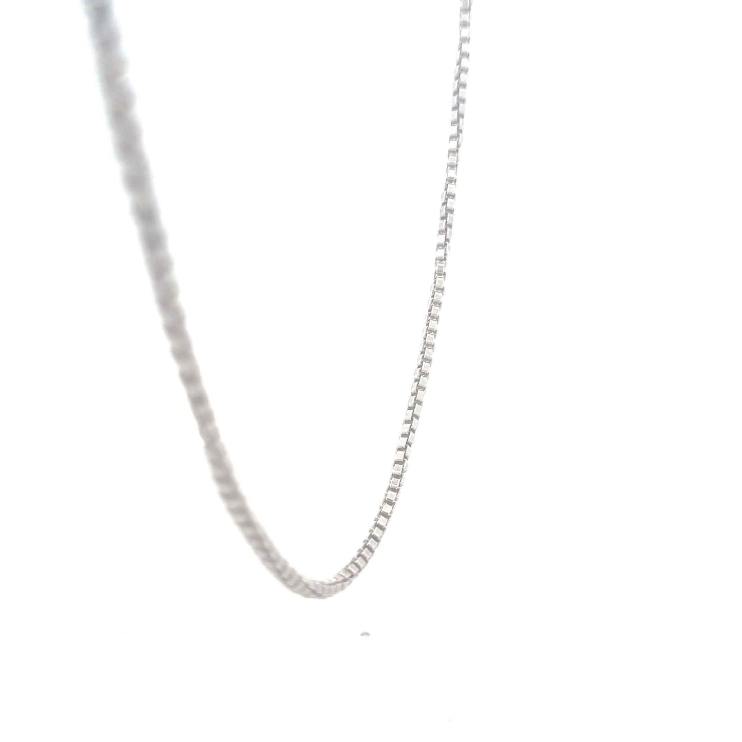 Sterlingsilber-Kette von Juwelier Alen, wie zwei Ketten getragen, feines Schmuckstück mit filigranen Gliedern.