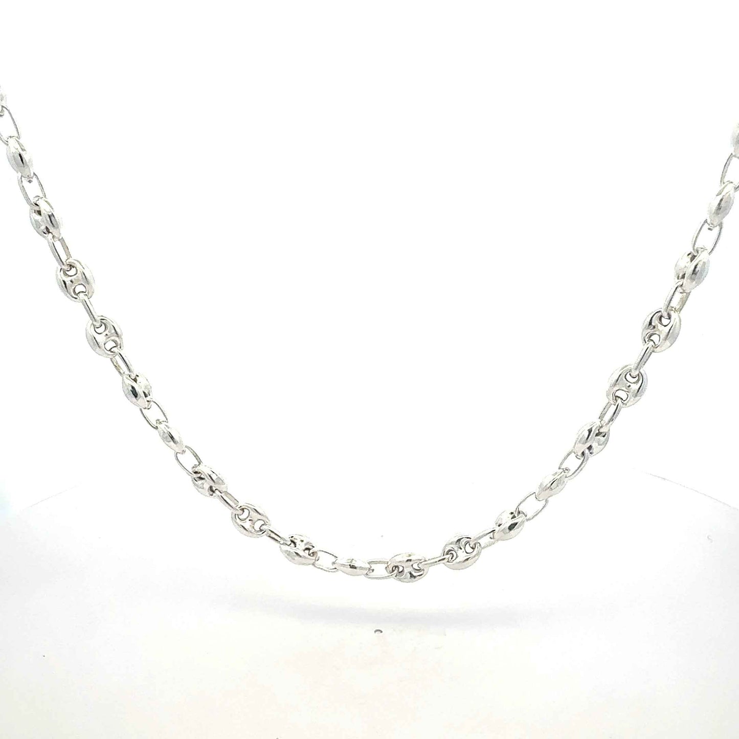 Hochwertige Sterlingsilber Bohnenkette von Juwelier Alen, modern und elegant, detailreiche Schmuckkette auf einem weißen Hintergrund