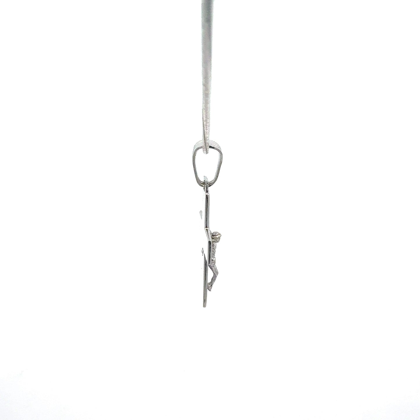 Kreuz-Anhänger aus 925 Sterlingsilber - Seitenansicht des hochwertigen Schmuckstücks