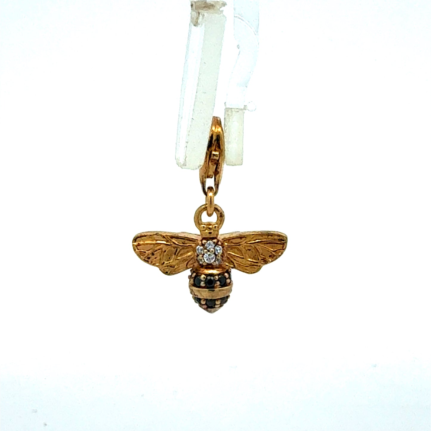 Nahaufnahme des vergoldeten Bienen-Anhängers mit detaillierter Flügelstruktur und Onyx