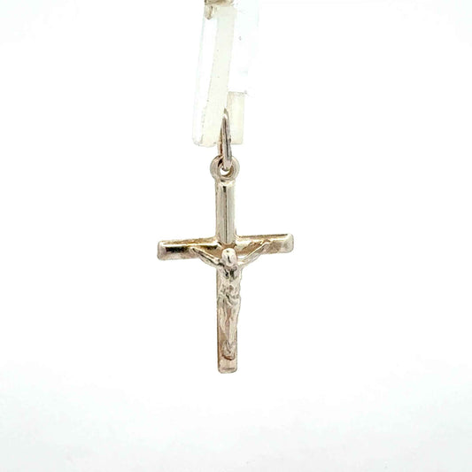 Sterlingsilber Kreuz-Anhänger mit filigranen Details, Schmuckstück von Juwelier Alen, auf weißem Hintergrund fotografiert