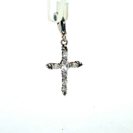 Kreuz-Anhänger aus Zirkonia in Sterlingsilber, detailreiche Schmuckfassung, leuchtender Zirkonia-Steinschmuck, eleganter Anhänger von Juwelier Alen
