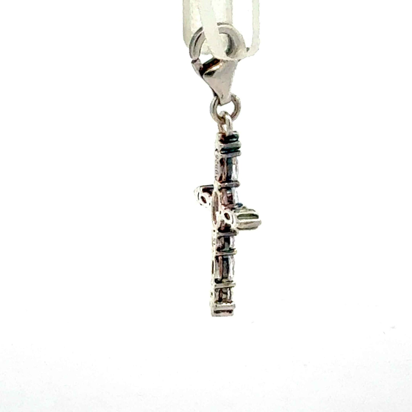 Sterlingsilber Kreuz-Anhänger mit Zirkonia, elegantes Schmuckstück von Juwelier Alen, detailreiche Oberfläche und funkelnder Stein.