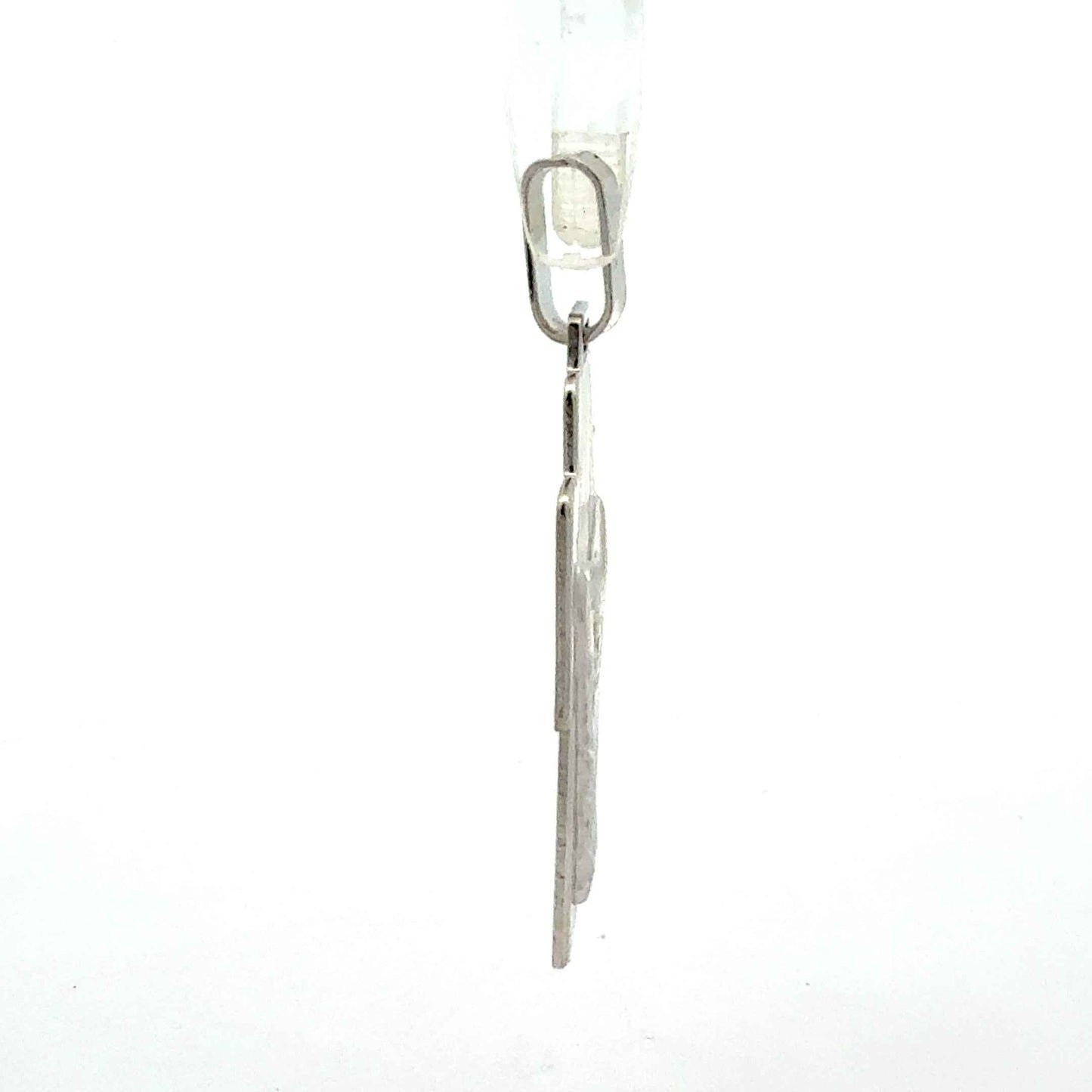 Kreuz-Anhänger aus 925er Sterlingsilber, detailliertes Design, Schmuckstück von Juwelier Alen, auf weißem Hintergrund.