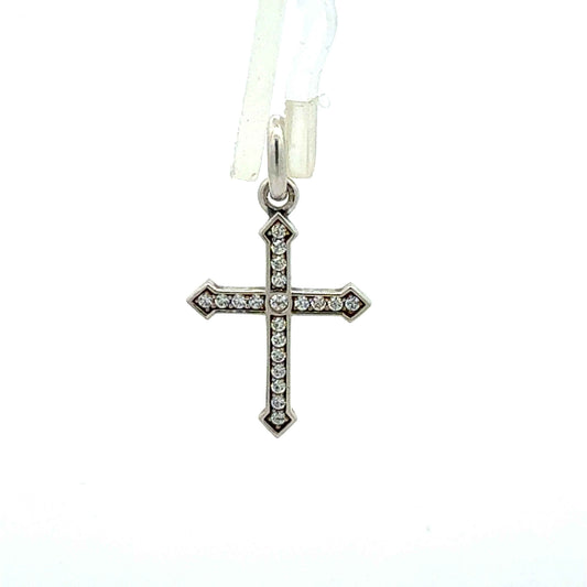 Silber-Kreuzanhänger mit 20 Zirkoniasteinen, elegantes Schmuckstück von Juwelier Alen, detailreiche Nahaufnahme