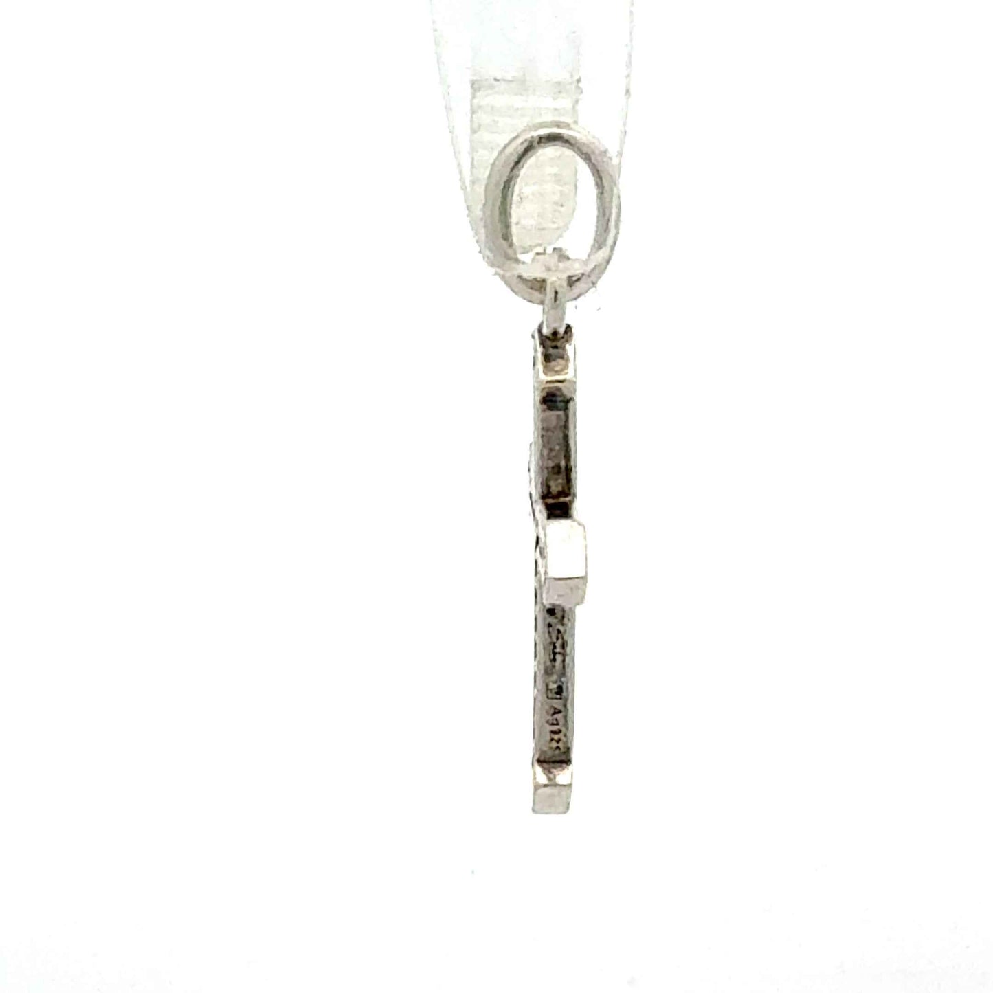 Silberner Kreuzanhänger mit 20 Zirkoniasteinen, elegantes Schmuckstück von Juwelier Alen, detailreiche Design, glänzendes Finish