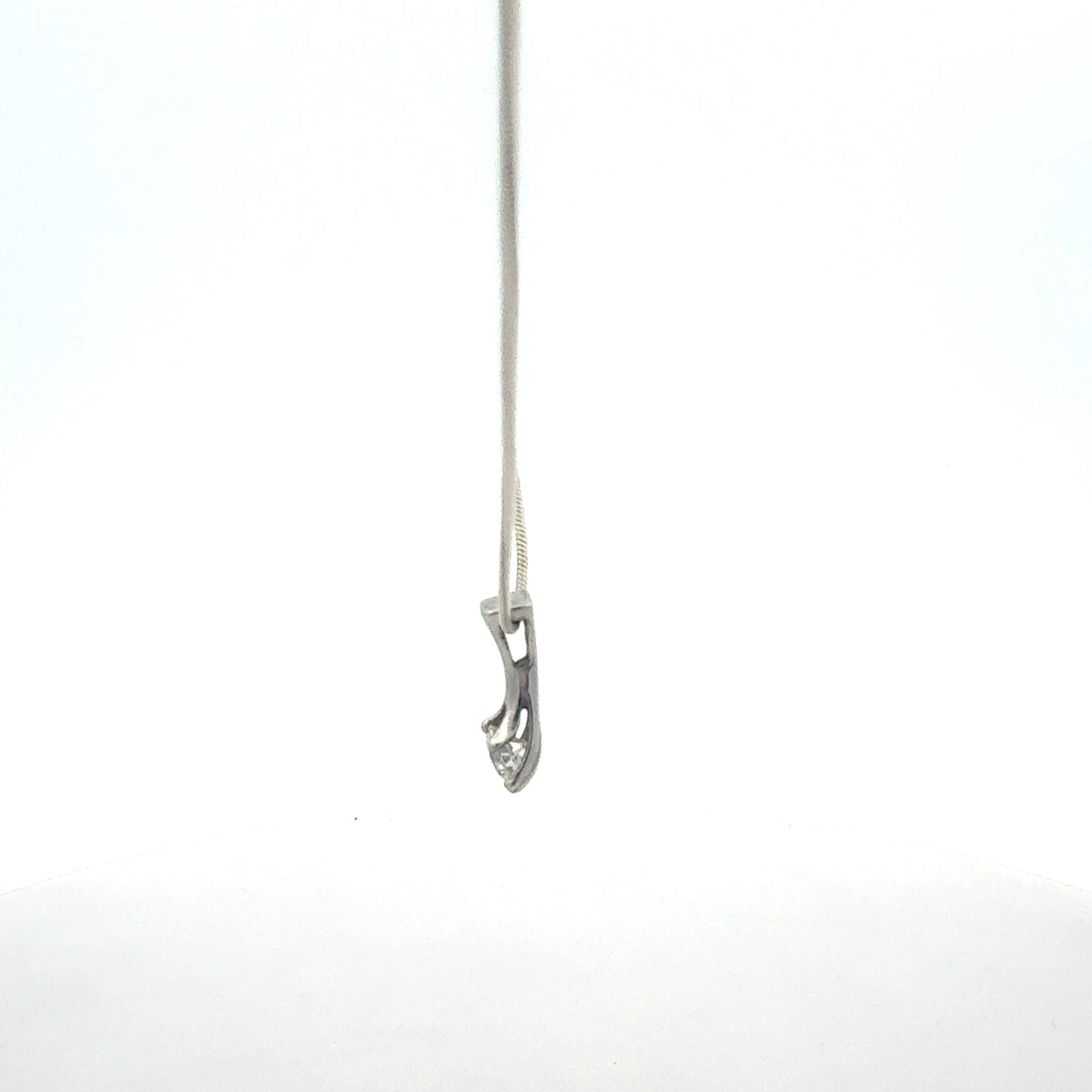 925er Silber Kette mit funkelndem Zirkonia-Stein - Nahaufnahme Seitenansicht