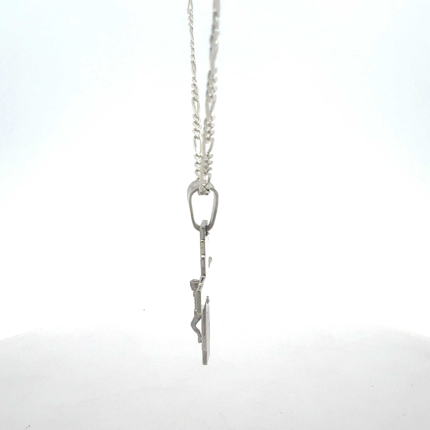 Elegante Silberkette mit Kreuz-Anhänger von Juwelier Alen, detaillierte Ansicht der Halskette und des Anhängers.