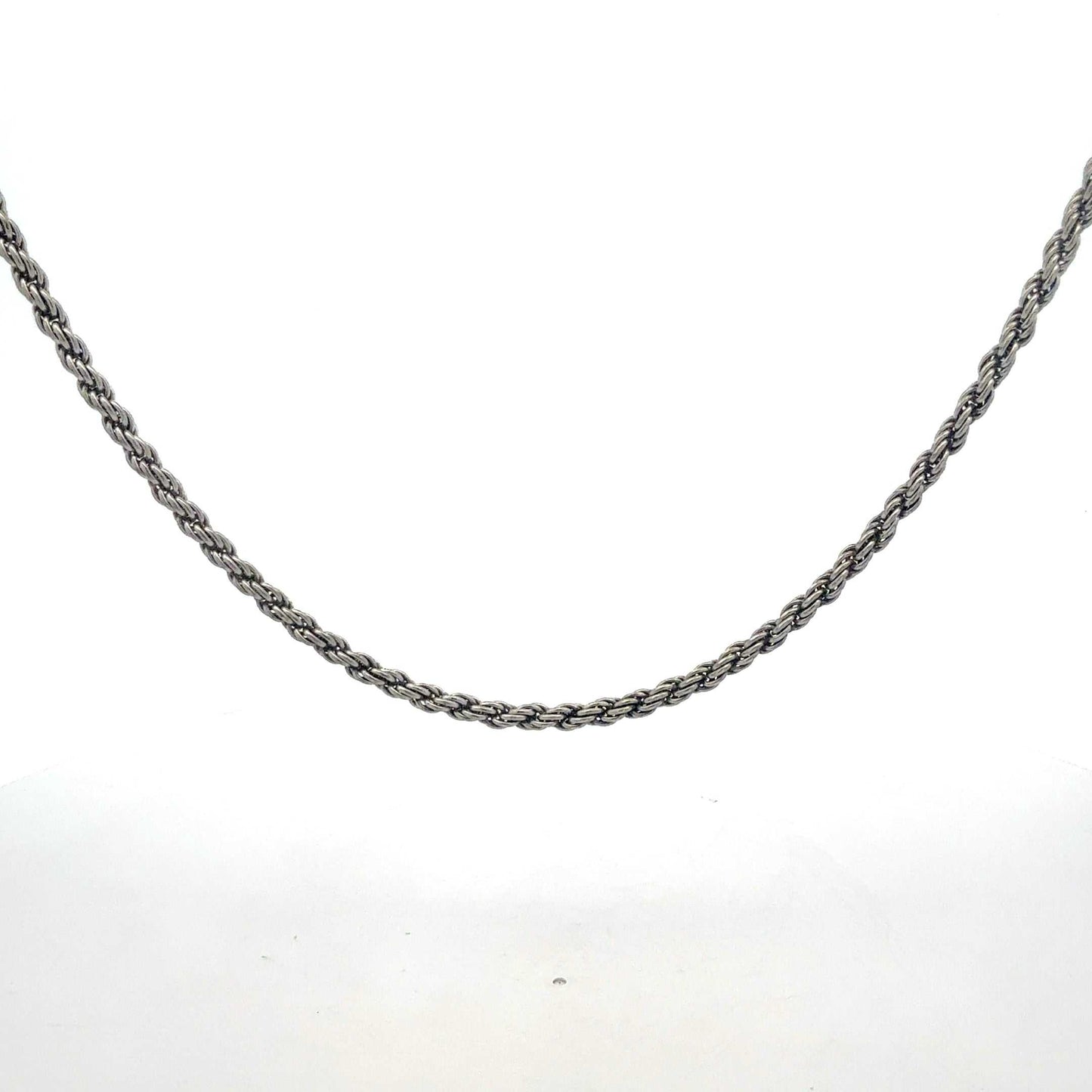 Sterlingsilber Kordellkette von Juwelier Alen, feine Kette mit eleganten Gliedern, sichtbar auf hellem Hintergrund.
