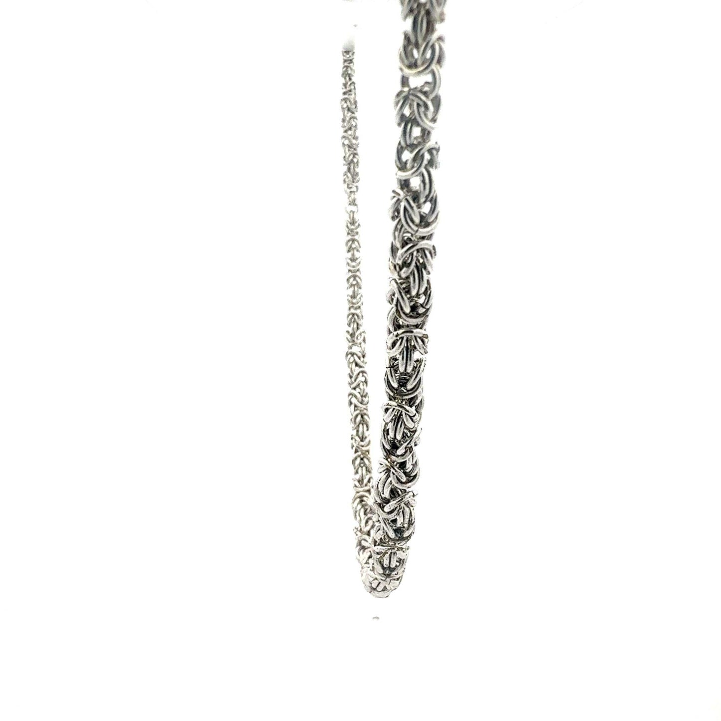 Sterlingsilber Königskette aus der Juwelier Alen Kollektion, detailreiche Kette mit glänzendem Finish, sichtbar im Bild.