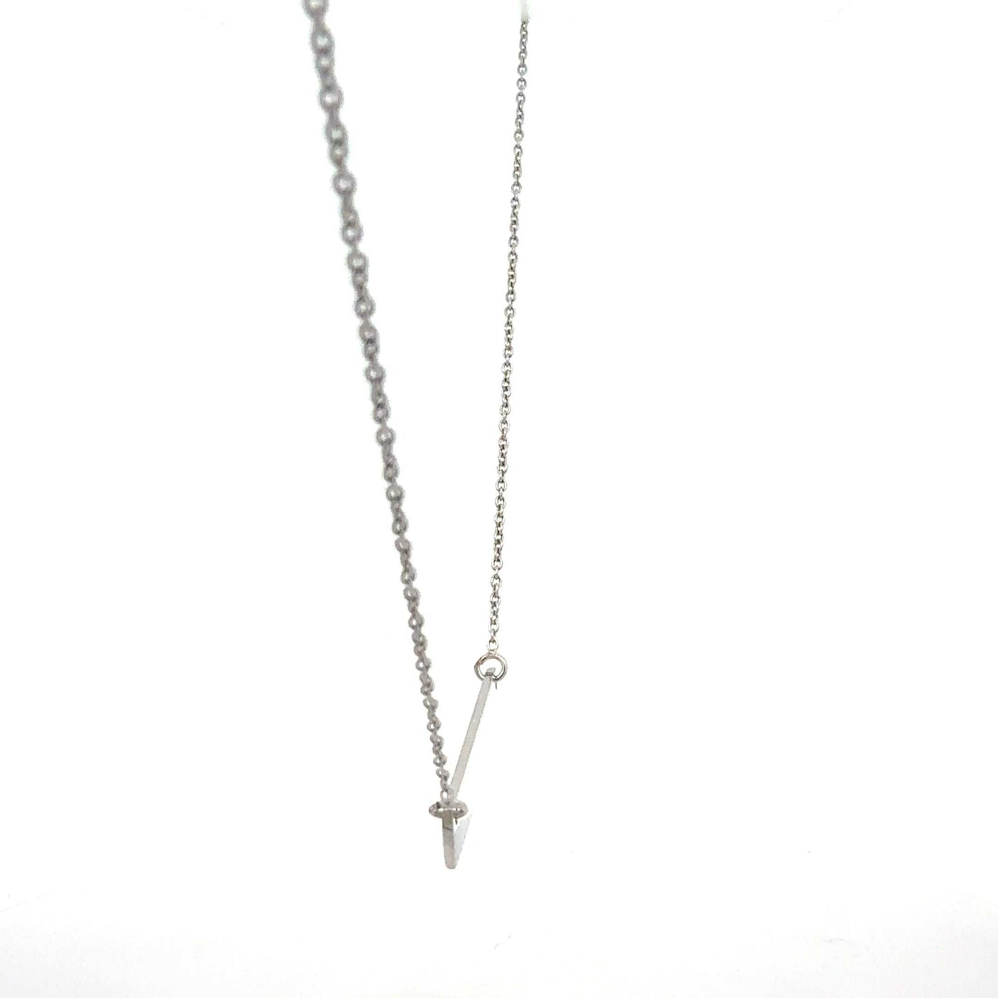 Sterlingsilber Halskette mit Namensplättchen, Juwelier Alen, eleganter Anhänger aus Silber, sichtbare Details der Kette.