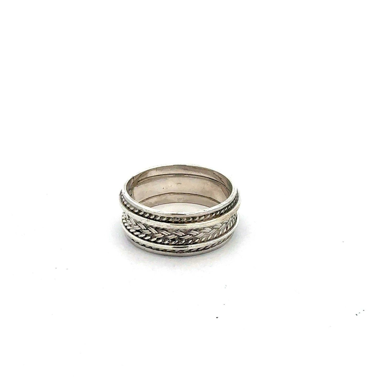 Sterlingsilber Daumenring von Juwelier Alen, eleganter Ring mit schlichtem Design, auf einem weißen Hintergrund fotografiert