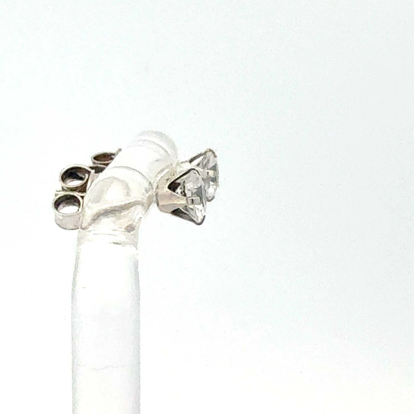 Sterling-Silber Zirkonia Ohrringe von Juwelier Alen, funkelnde Ohrringe mit glitzernden Zirkonia-Steinen, elegant und stilvoll.