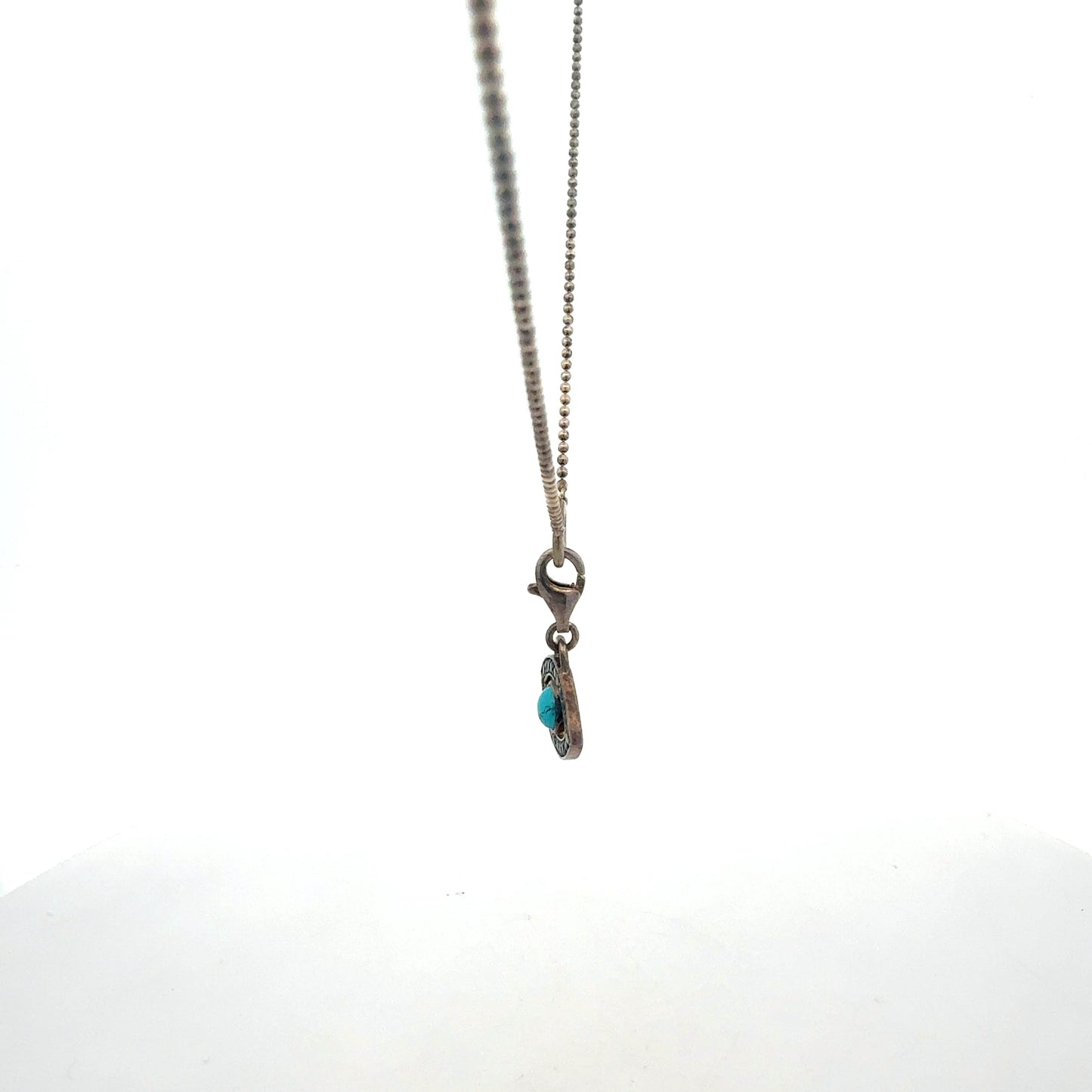 Silberkette mit Auge-Symbol, seitliche Ansicht