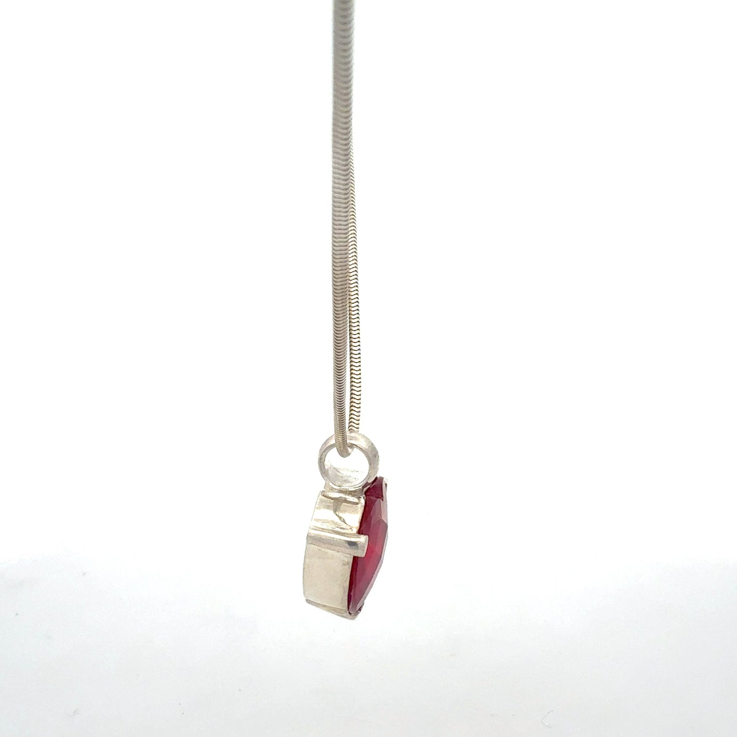 Elegante Silberkette mit Herz Schmuckstück Seitenansicht