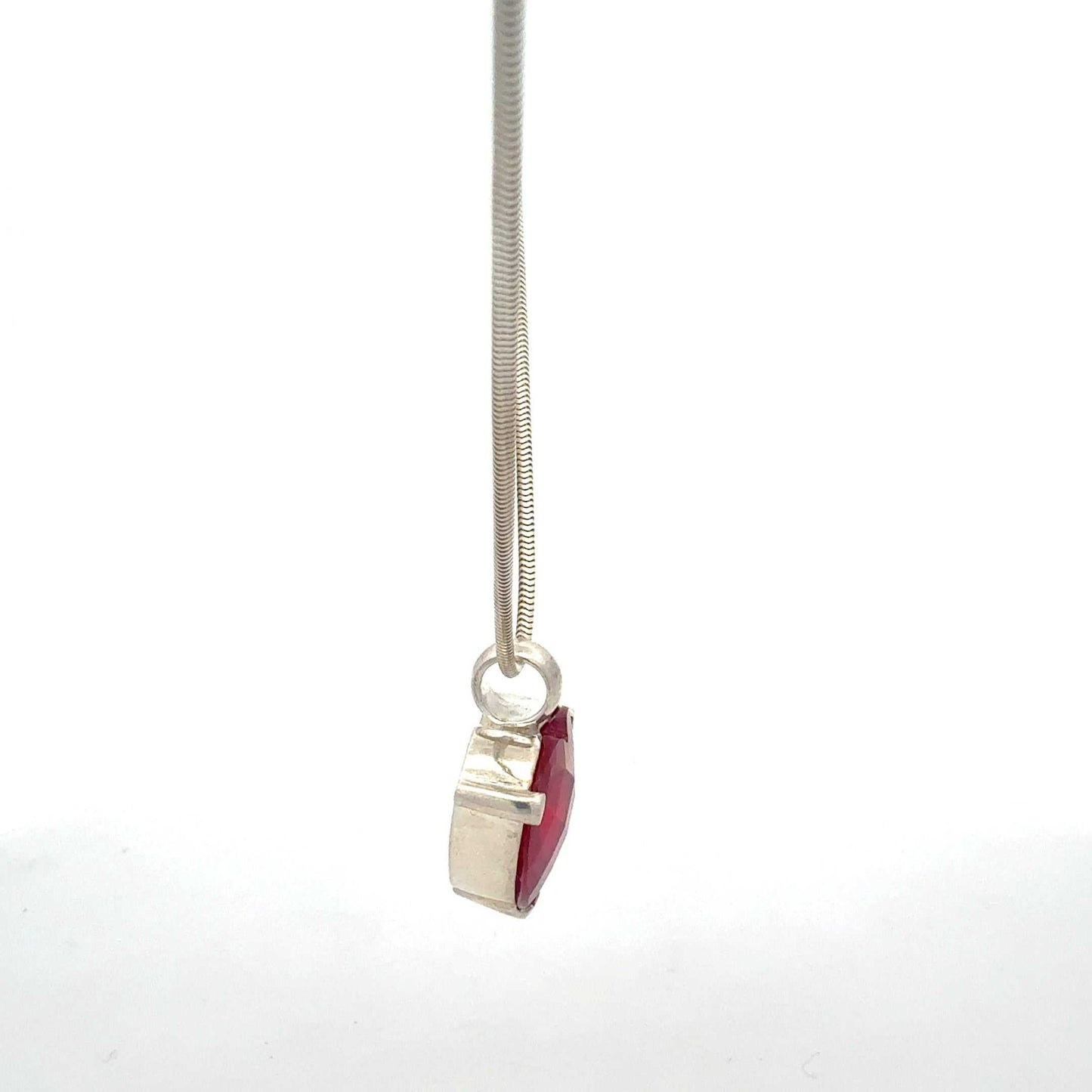 Sterlingsilber-Halskette mit Herzanhänger und rotem Stein, elegantes Schmuckstück von Juwelier Alen.