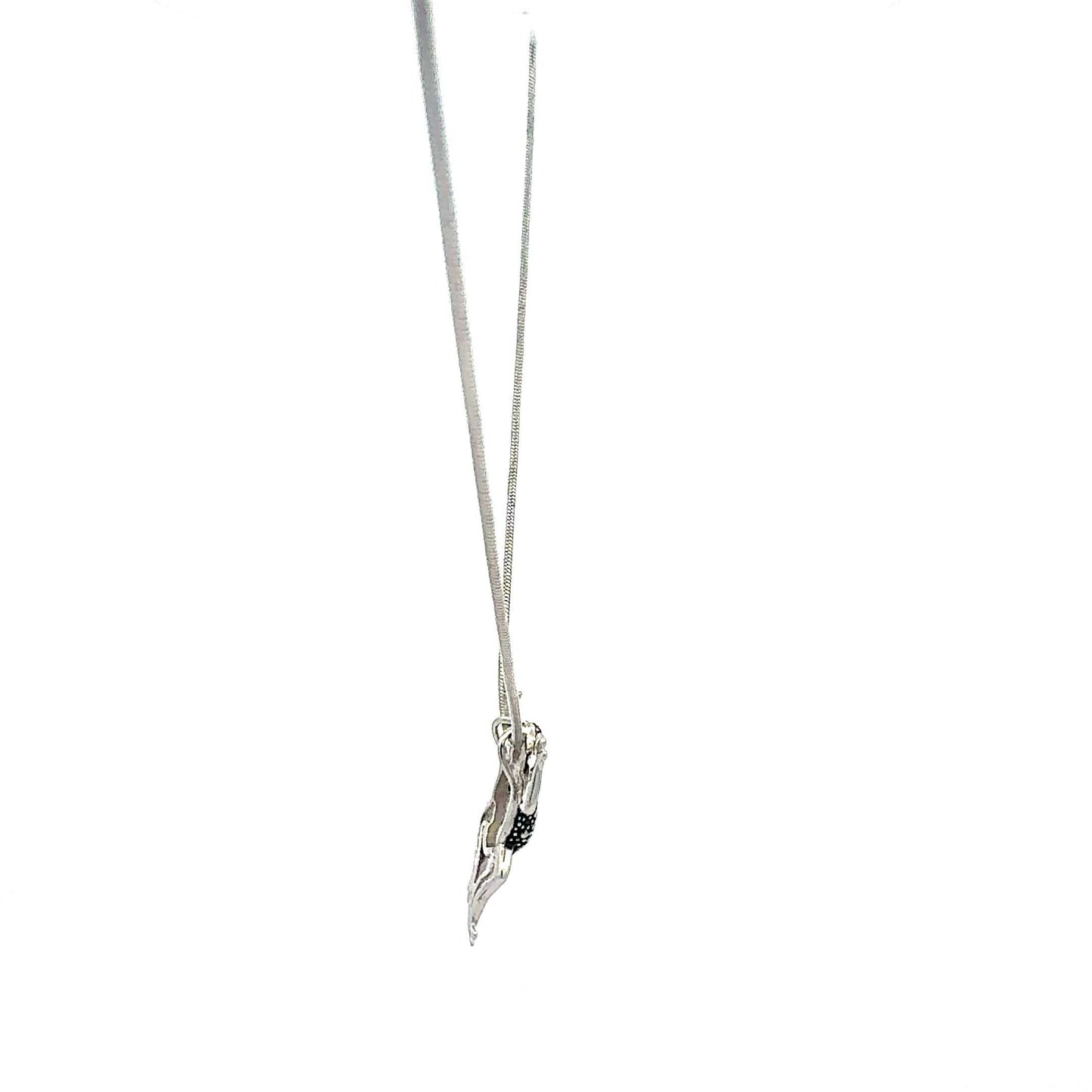 Sterlingsilberkette mit Frosch-Anhänger und Zirkonia-Steinen, elegante Halskette von Juwelier Alen, detailreiche Schmucklinie