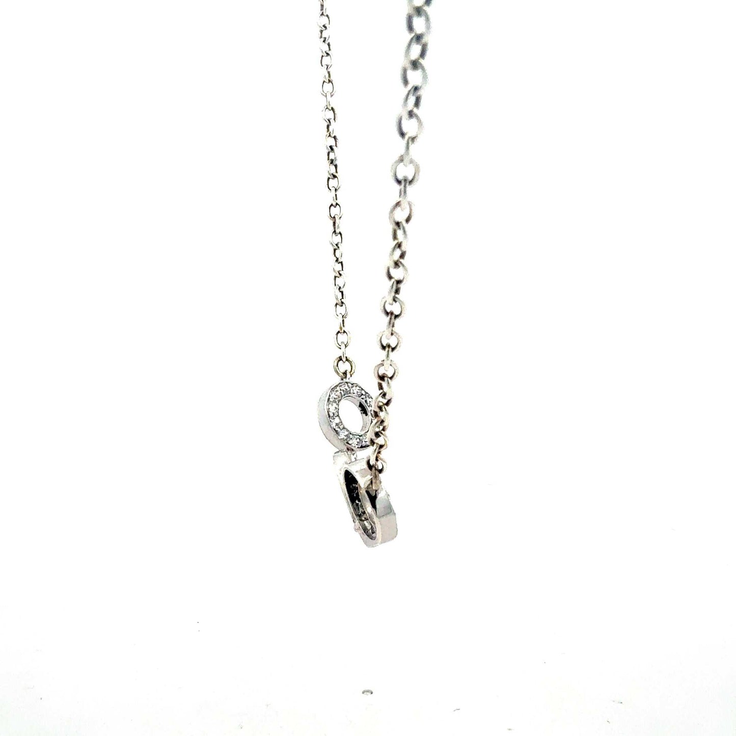 Silberne 925-Halskette mit drei kreisförmigen Anhängern, feines Schmuckstück von Juwelier Alen.
