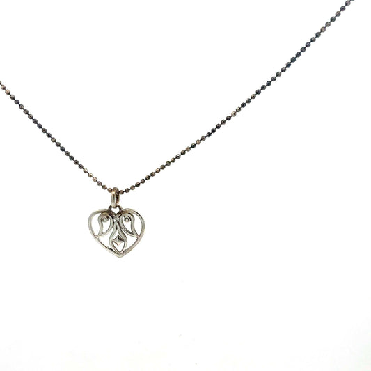 Sterling-Silberkette mit Herz-Anhänger und drei Zirkonia, elegante Halskette von Juwelier Alen, detailreiche Schmuckstück.