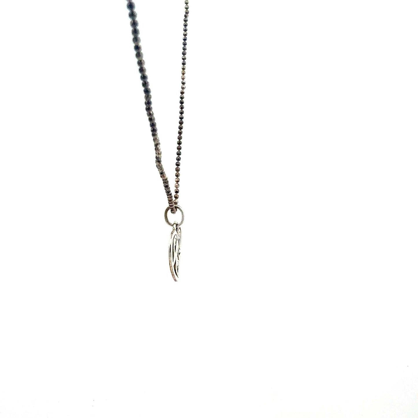 Sterling-Silberkette mit Herz-Anhänger und drei Zirkonia, elegante Halskette von Juwelier Alen, detailreiche Schmuckaufnahme