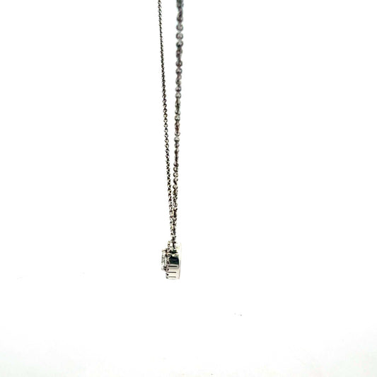 Sterling-Silberkette mit Anhänger und Zirkoniasteinen, elegante Halskette von Juwelier Alen, detailreiche Schmuckaufnahme