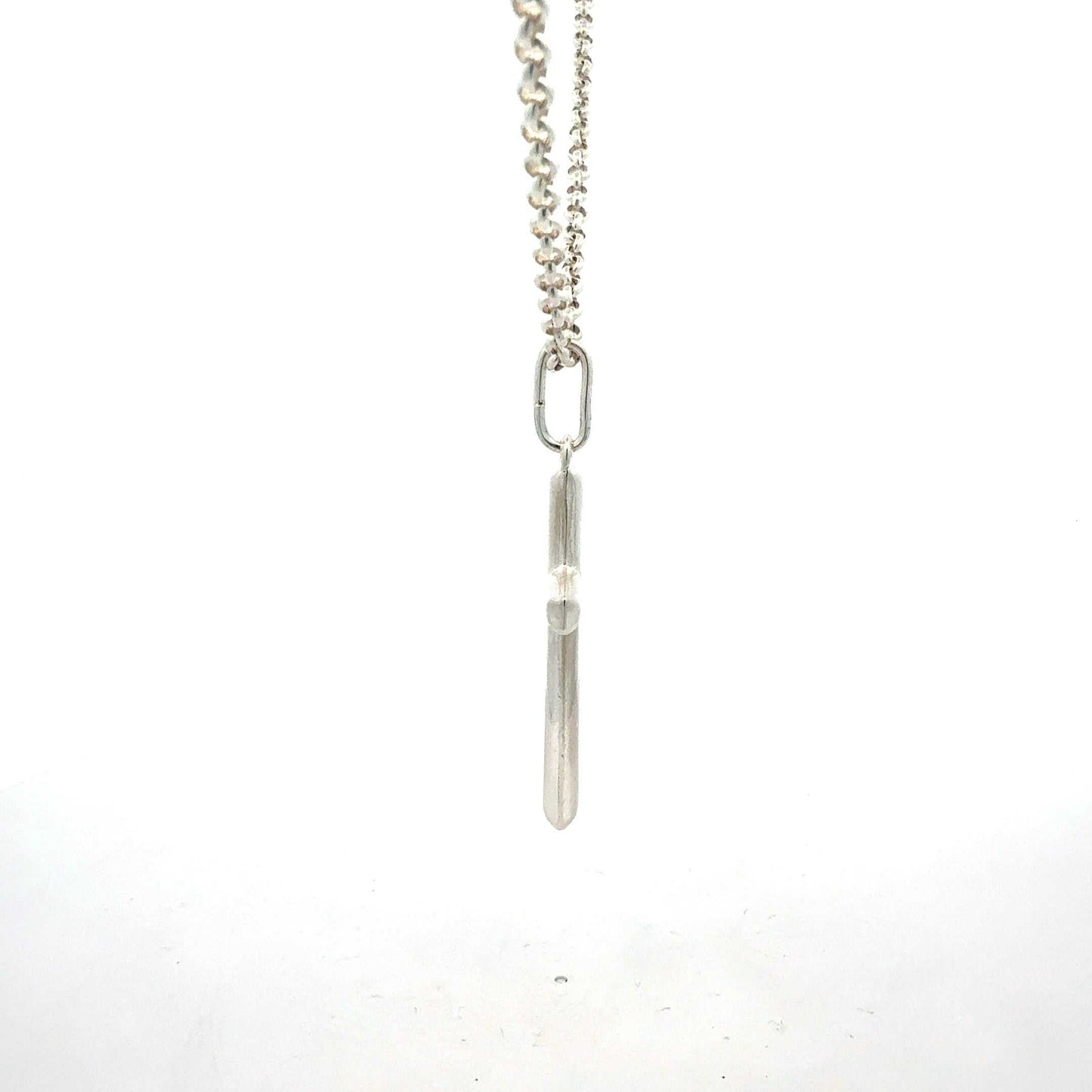 Sterling-Silber Halskette mit Kreuz-Anhänger, elegante Schmuckkette von Juwelier Alen, detailreiche Silberkette mit Kreuzanhänger.