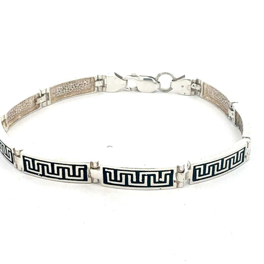 Elegantes Silberarmband von Juwelier Alen, feine Silberarmband mit filigranem Design, auf weißem Hintergrund fotografiert.