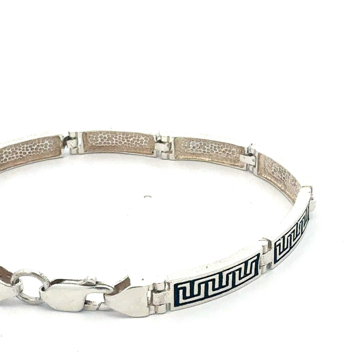 Elegantes Silberarmband von Juwelier Alen, fein gearbeitetes Schmuckstück aus glänzendem Silber, detailreiche Oberfläche, stilvoll und zeitlos