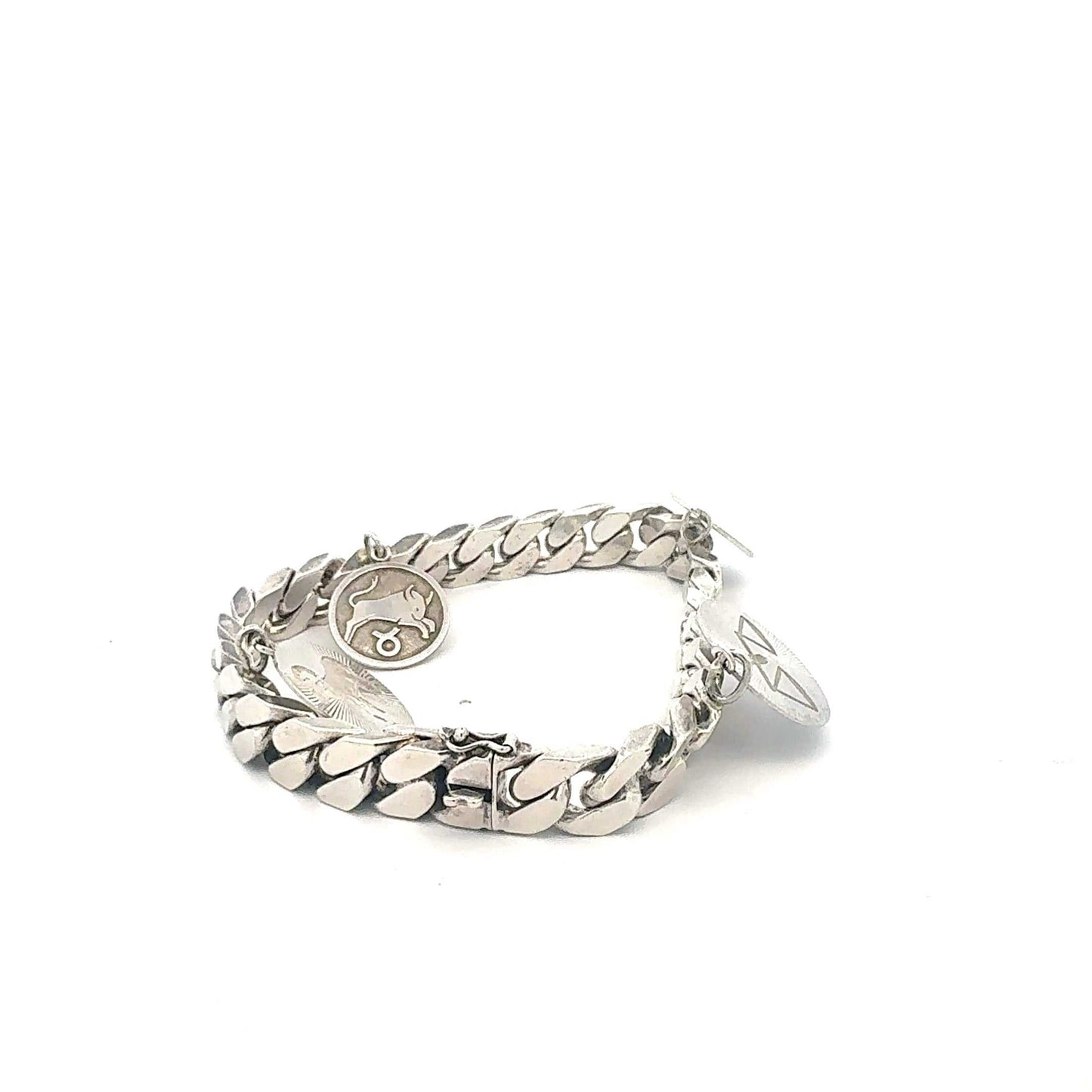 Silberarmband von Juwelier Alen mit Sternzeichen-Anhängern, detailreiche Schmuckstück für Frauen, elegantes Accessoire