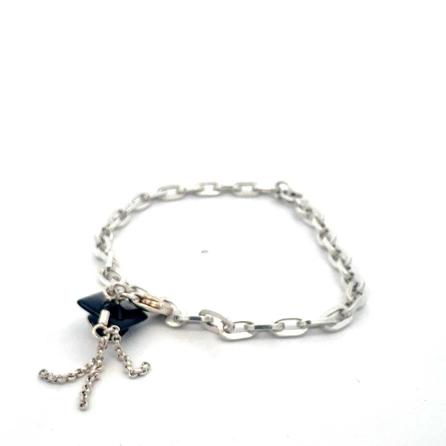 Silberarmband mit Anhänger in Form eines Absolventen-Huts, Juwelier Alen, elegantes Schmuckstück für besondere Anlässe