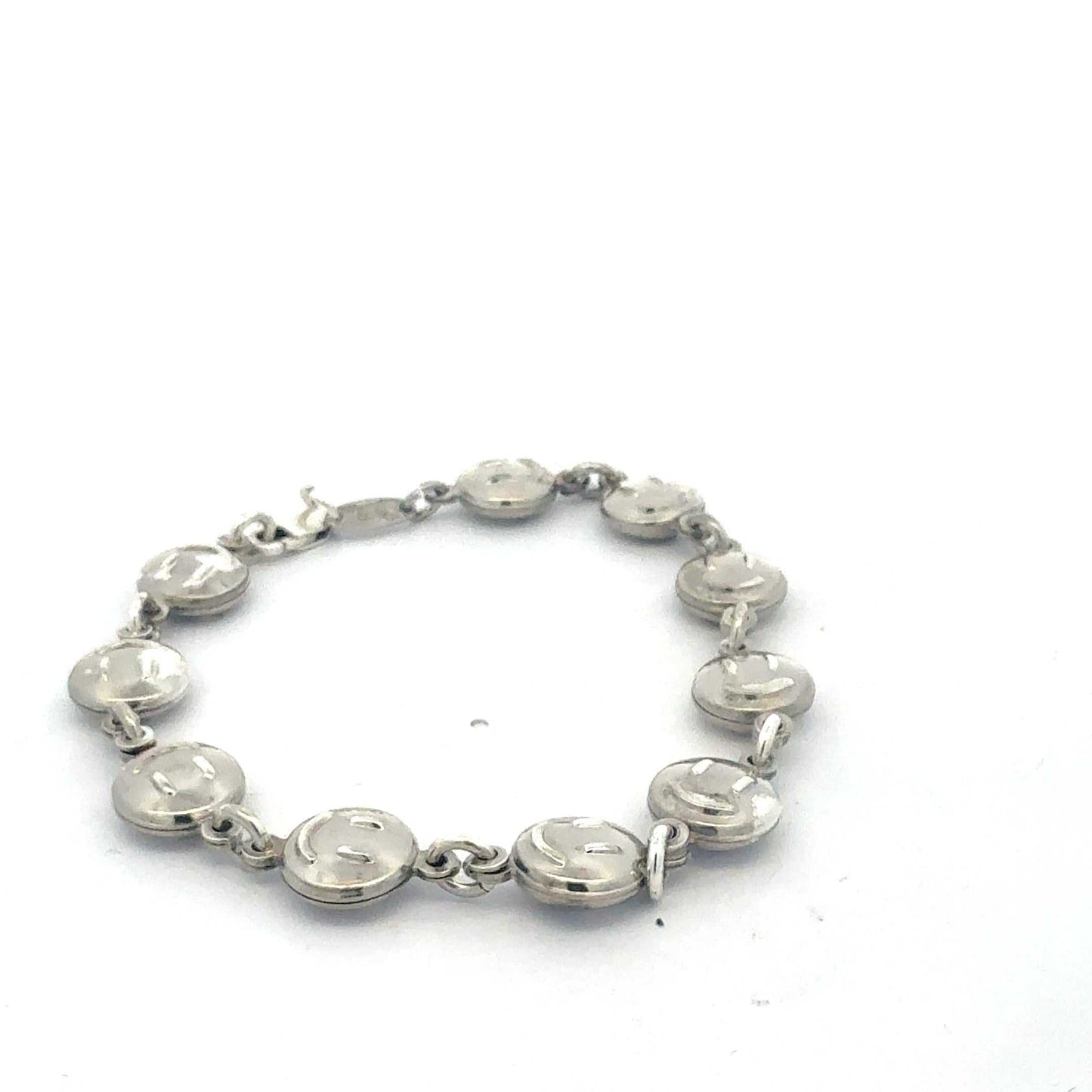 Silberarmband 925 mit Smile-Anhängern, stilvolles Armband von Juwelier Alen, detailreiche Silberschmuck-Designs.