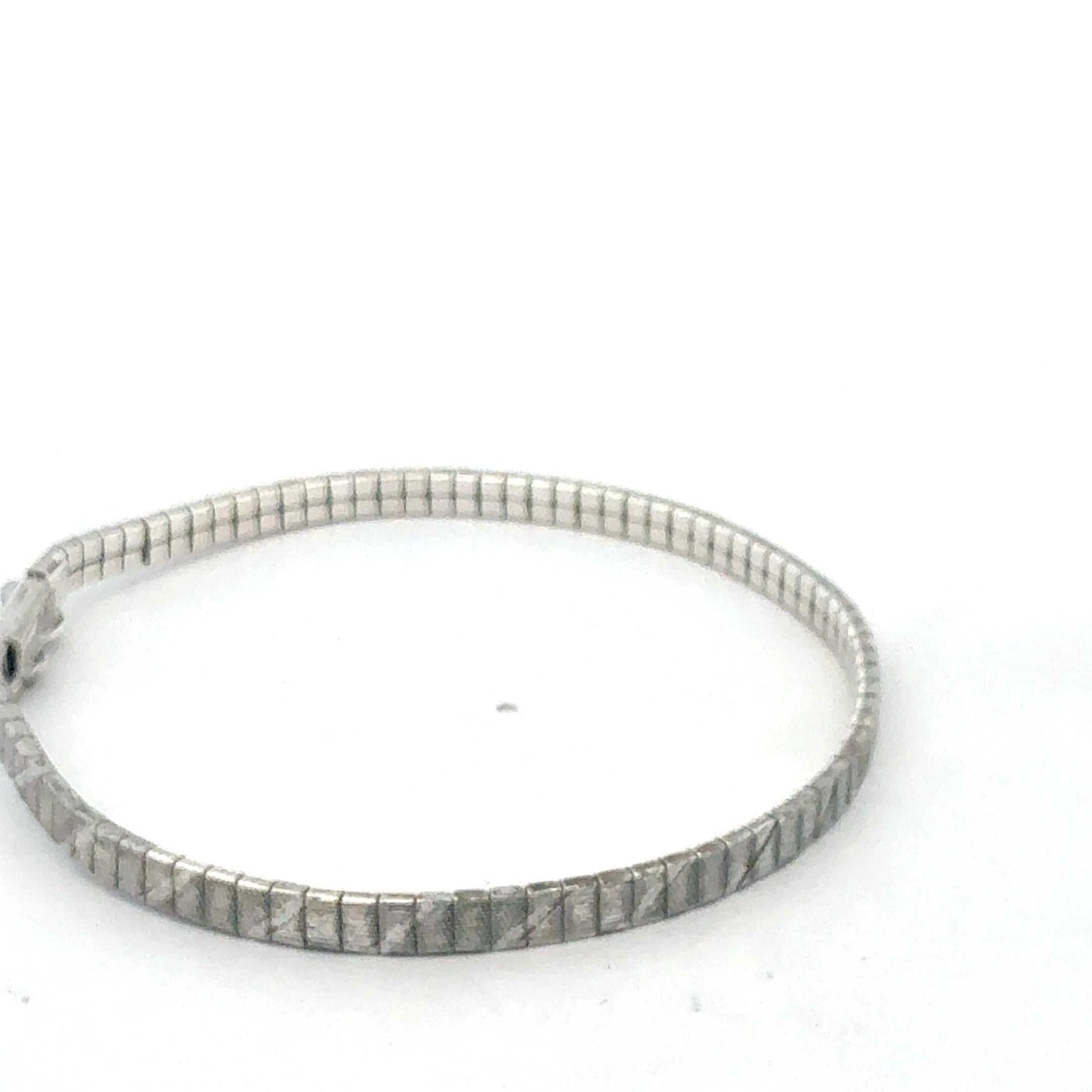 Elegantes Armband aus 925er Sterling-Silber von Juwelier Alen, feines und dezentes Design, sichtbar auf dem Bild.