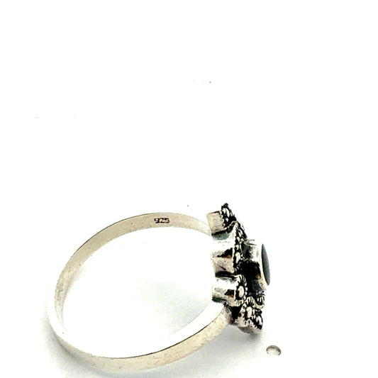 Silberring aus 925er Sterlingsilber von Juwelier Alen, detailreiche Oberfläche, elegantes Schmuckstück, Nahaufnahme.
