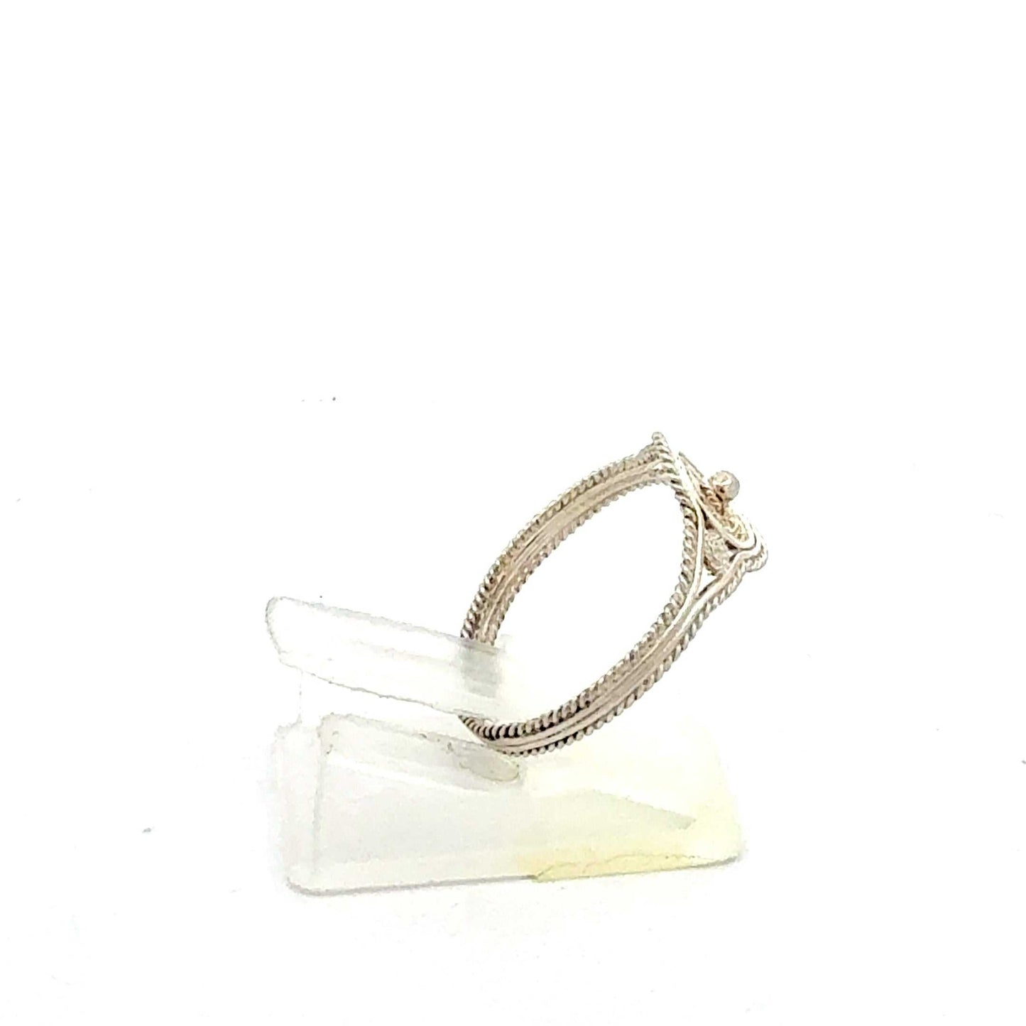 Silberring aus 925er Sterlingsilber von Juwelier Alen, detailreiche Schmuckaufnahme, elegant und schlicht.