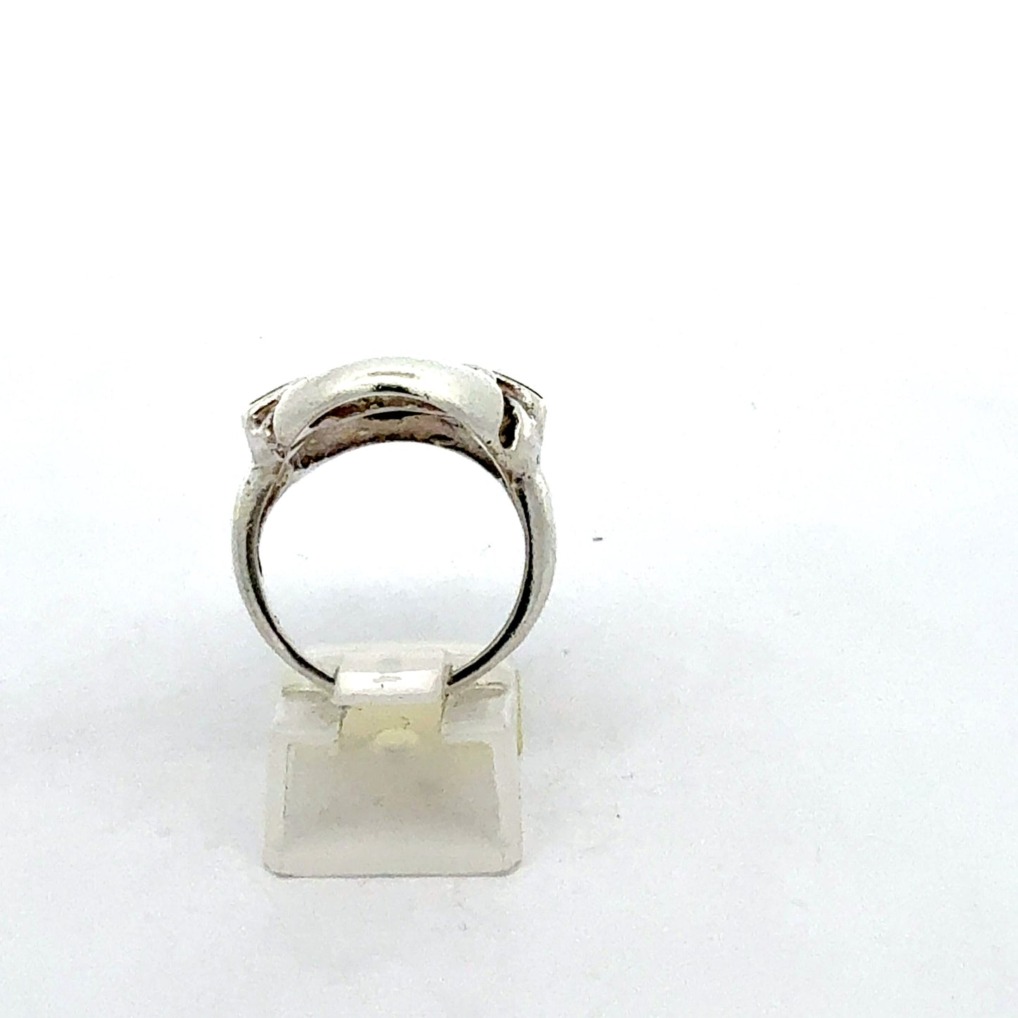 Nahaufnahme des schwarzen Onyx Steins im Silberring
Rückseite