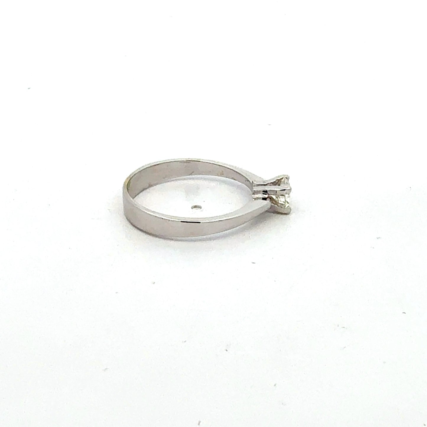 18K white gold solitaire ring with a 0.30 ct brilliant diamond by Juwelier Alen, showcasing elegant design and sparkle.