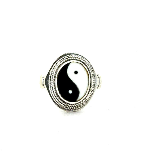 Silberring 925 mit Simungyoungyan-Zeichen, eleganter Schmuckring von Juwelier Alen, detailreiche Oberfläche und modernes Design