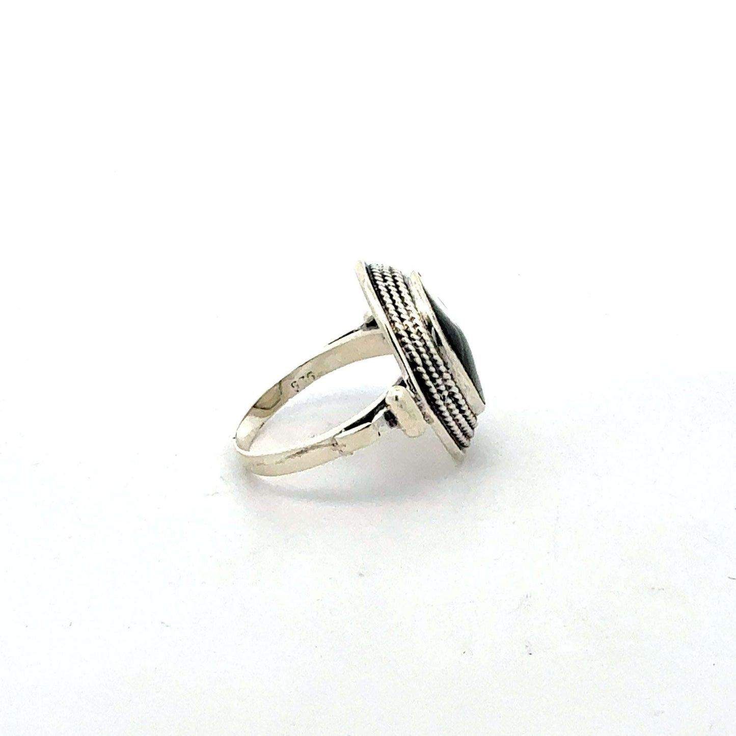 Silberring 925 mit Simungyoungyan Zeichen, Juwelier Alen, detailreiche Schmuckgestaltung, stilvoller Ring aus Silber