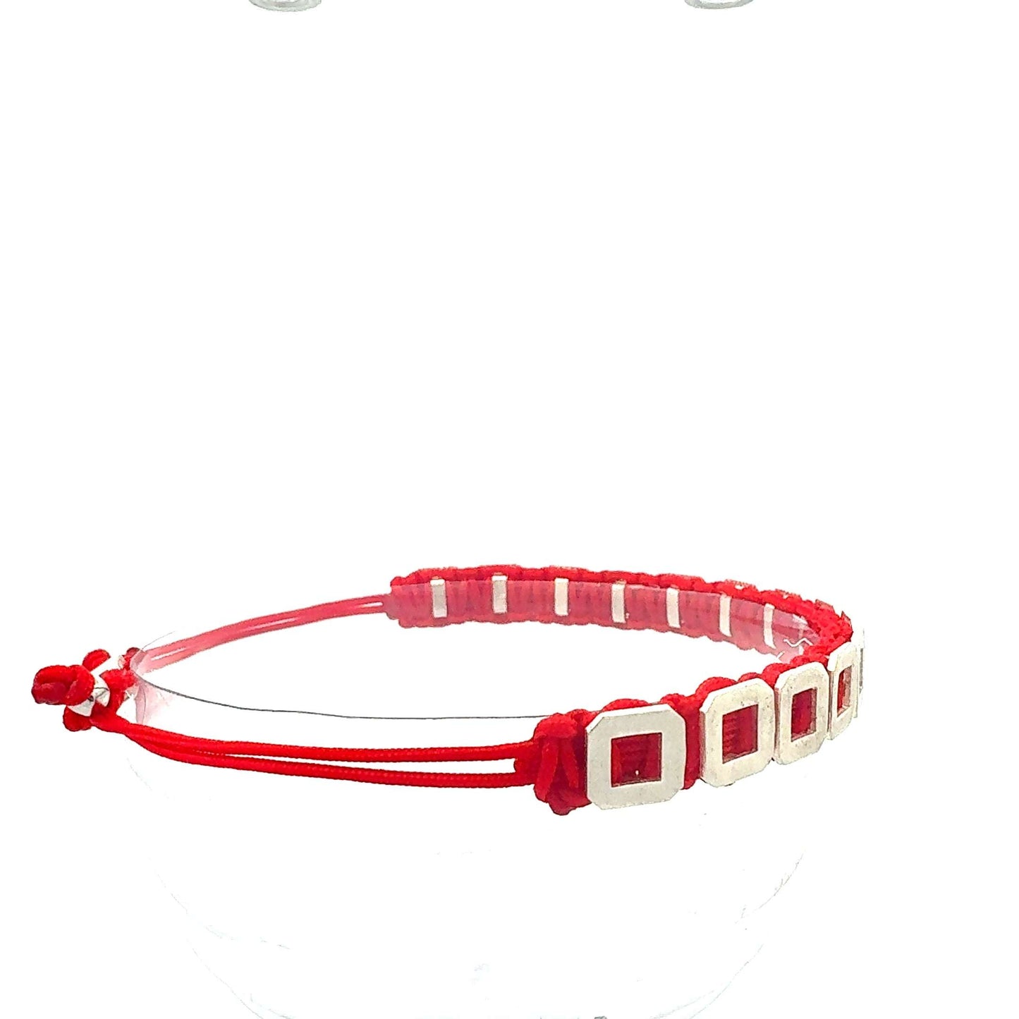 Handgefertigtes geometrisches Armband "Quadra" in Rot und Silber, verstellbar, von Juwelier Alen, zeigt modernes Design und klare Linien.