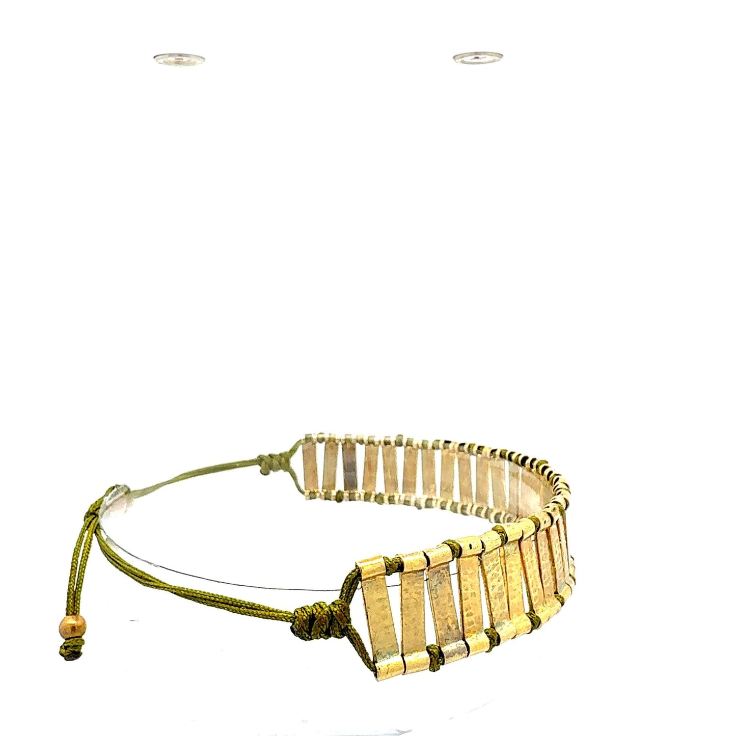 Verstellbares Armband Talisman Gold und Olivgrün mit gehämmerter Oberfläche, elegant für jeden Anlass, von Juwelier Alen