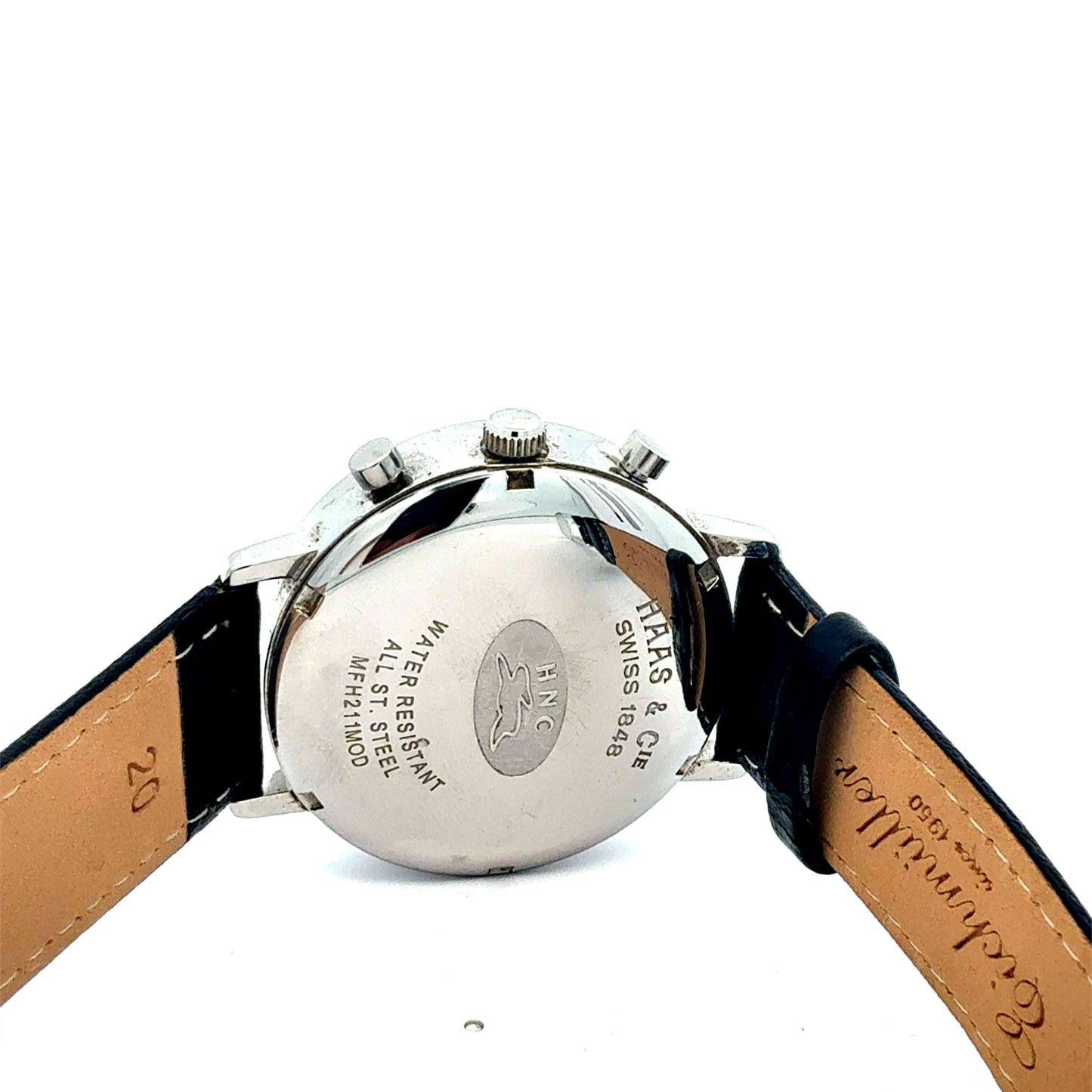 Herren-Chronograph von Haas & Cie, Swiss Made, Edelstahlgehäuse mit Lederarmband, klassische Uhr, auf weißem Hintergrund.