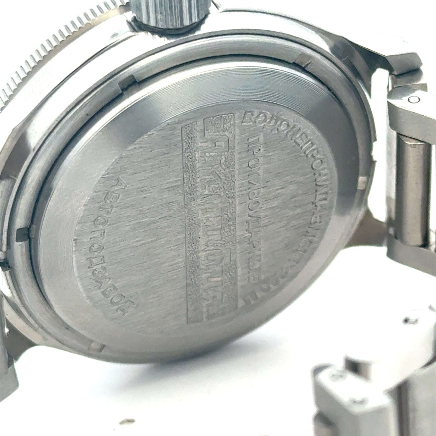 Russische Uhr von Juwelier Alen, stilvolles Design, mit Zifferblatt und Armband, für Damen und Herren.