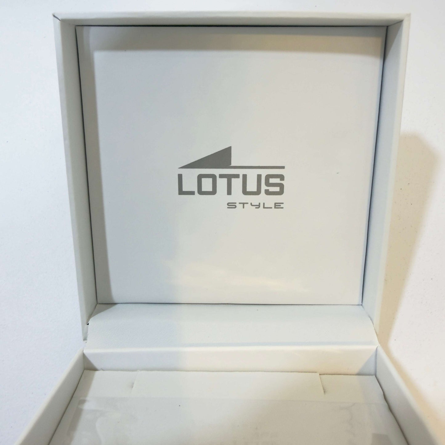 Lotus Schmuckbox von Juwelier Alen, elegante Schmuckschatulle aus Zubehör für Schmuckaufbewahrung, modernes Design, innen weich ausgekleidet