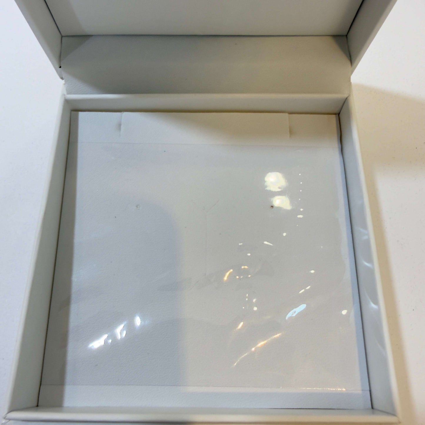 Juwelier Alen Lotus Schmuckbox aus Zubehör, elegante Schmuckschatulle aus Holz mit Innenfächern, neu und stilvoll.