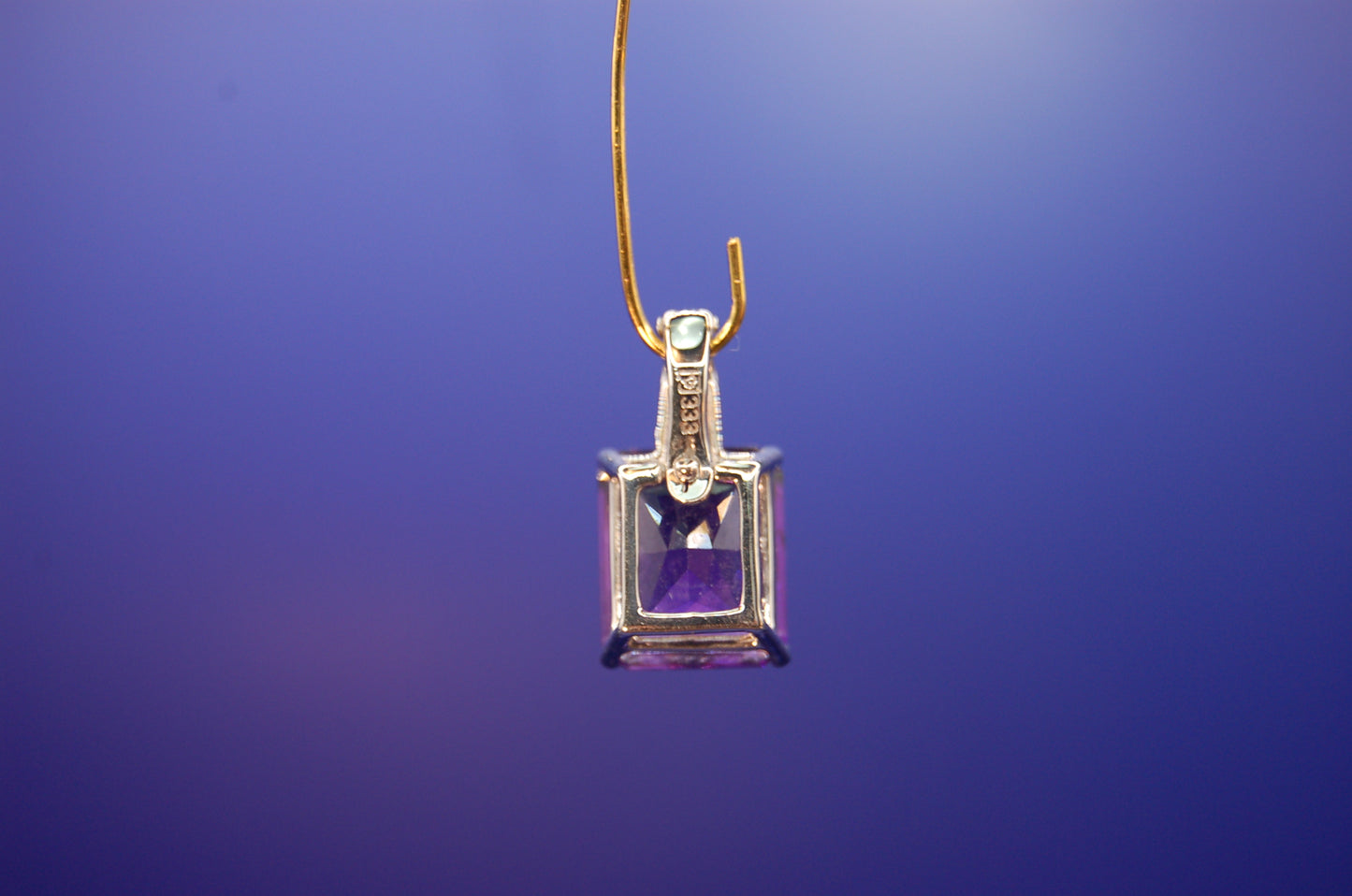 Weißgold Ohrringe 14K mit Amethyst 6ct - Detailaufnahme der eleganten Fassung